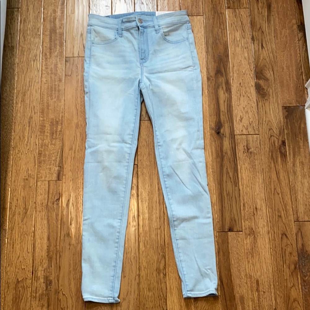 Brand new light wash American Eagle skinny jeans!